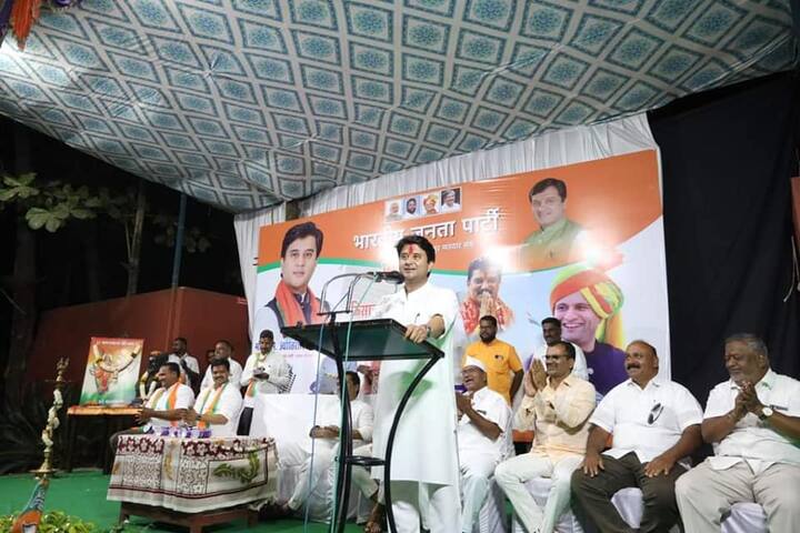 ज्योतिरादित्य शिंदे यांनी प्रति पंढरपूर नंदवाळ येथे विठ्ठल-रखुमाईचे दर्शन घेतले.