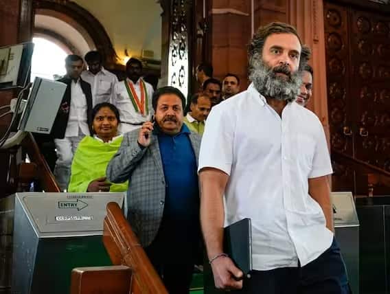 भारत जोडो यात्रे दरम्यान राहुल गांधींचा लूक पाहुन अनेकांनी त्यांच्यावर टीका केली होती. तर काहींनी त्यांना साधू-संत म्हणून संबोधलं होतं.
