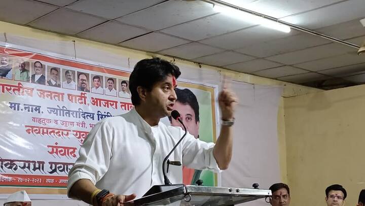 केंद्रीय नागरी विमान वाहतूक मंत्री ज्योतिरादित्य शिंदे यांनी कोल्हापूर विमानतळाच्या विस्तारीकरणाचा आढावा घेतला.