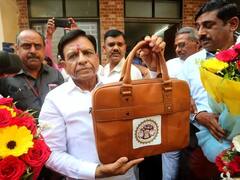 'काहे का ई-बजट, जब मुझे और विधायकों को टैबलेट ही नहीं मिला?' पूर्व वित्तमंत्री के आरोप पर सरकार की सफाई