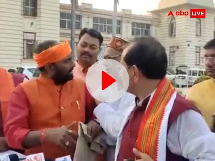 VIDEO: BJP MLA Arun Sinha and sanjay Singh fight for photography Outside Bihar Vidhan Sabha Rohini Acharya Comment VIDEO: फोटो खिंचवाने के लिए आपस में लड़ पड़े BJP नेता, RJD ने कसा तंज तो रोहिणी बोलीं- ‘कैमराजीवी के चेला’