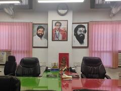 संसद भवन के कार्यालय पर भी शिंदे गुट का कब्जा, हटाई गई उद्धव और आदित्य ठाकरे की तस्वीर