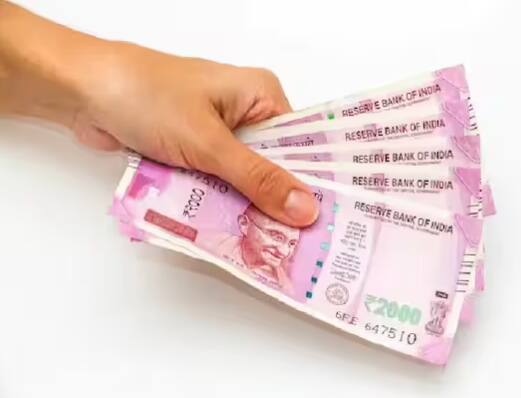 ਸਾਲ ਦੇ ਤੀਜੇ ਮਹੀਨੇ ਯਾਨੀ ਮਾਰਚ ਦੇ ਸ਼ੁਰੂ ਹੋਣ ਦੇ ਨਾਲ ਹੀ ਅੱਜ ਕਈ ਵਿੱਤੀ ਨਿਯਮ ਬਦਲ ਗਏ ਹਨ ਜਿਸ ਦਾ ਸਿੱਧਾ ਅਸਰ ਆਮ ਲੋਕਾਂ ਦੀ ਜ਼ਿੰਦਗੀ ਅਤੇ ਜੇਬਾਂ 'ਤੇ ਪਵੇਗਾ। ਇਸ ਵਿੱਚ ਐਲਪੀਜੀ ਸਿਲੰਡਰ ਦੀਆਂ ਕੀਮਤਾਂ, ਬੈਂਕ ਲੋਨ ਟਰੇਨ ਟਾਈਮ ਟੇਬਲ, ਬੈਂਕ ਛੁੱਟੀਆਂ ਵਰਗੇ ਕਈ ਮਹੱਤਵਪੂਰਨ ਬਦਲਾਅ ਸ਼ਾਮਲ ਹਨ। ਆਓ ਜਾਣਦੇ ਹਾਂ ਇਸ ਬਾਰੇ।