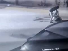 दिल्ली के पंजाबी बाग में चाकू की नोक पर महिला से लूट, CCTV कैमरे में कैद हुई वारदात