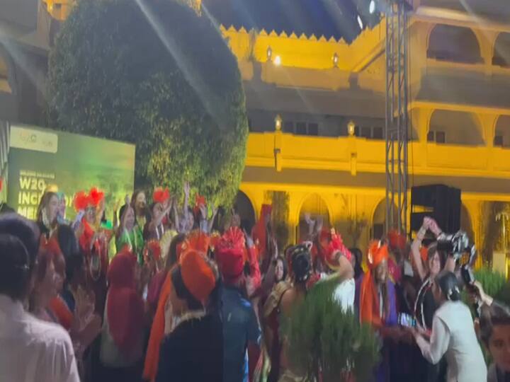 विविध देशांच्या महिला सदस्यांनी सोमवारची रात्र मोठ्या उत्साहात साजरी केल्याचे पाहायला मिळाले.