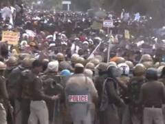 पंचकुला में ई-टेंडरिंग पॉलिसी के खिलाफ सरपंचों के प्रदर्शन के दौरान पथराव, पुलिस ने किया लाठीचार्ज