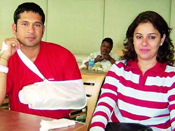 वर्ल्ड क्रिकेट में शायद ही कोई क्रिकेट फैन ऐसा होगा जिसने सचिन तेंदुलकर नाम ना सुना होगा. अपने खेल के जरिए पूरी दुनिया में अलग पहचान बनाने वाले सचिन के लिए सार्वजनिक जगहों पर अकेले जाना बिल्कुल भी आसान काम नहीं था. इसीलिए एक बार वह अपनी पत्नी अंजलि के साथ जब थिएटर में फिल्म देखने के लिए पहुंचे तो वहां पर भी लोगों ने उन्हें पहचान लिया. (फोटो सोर्स – सोशल मीडिया)