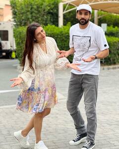 Divyanka Tripathi Pics: हाथों में हाथ थामे पति को निहारती दिखीं दिव्यांका त्रिपाठी, तस्वीरें शेयर कर बोलीं- ‘आई लव यू’