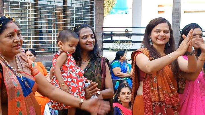 આ રસિયા મૂળ તો વ્રજમાં ગવાય અને રમાય, પરંતુ દરેક વૈષ્ણવ વ્રજમાં જઈ ના શકતા હોવાને કારણે ગામે ગામ વૈષ્ણવ સંપ્રદાય દ્વારા આ હોળી રસિયા રમાય છે, જેમાં એક મહિલા લાકડીથી પ્રહાર કરે તો બીજી મહિલા તેને બચાવવાની કોશિશ કરે છે