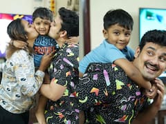 Myna Nandhini : அன்பு மகனுக்கு முத்த மழை பொழியும் பெற்றோர்..மைனா நந்தினியின் குடும்ப புகைப்படம்!