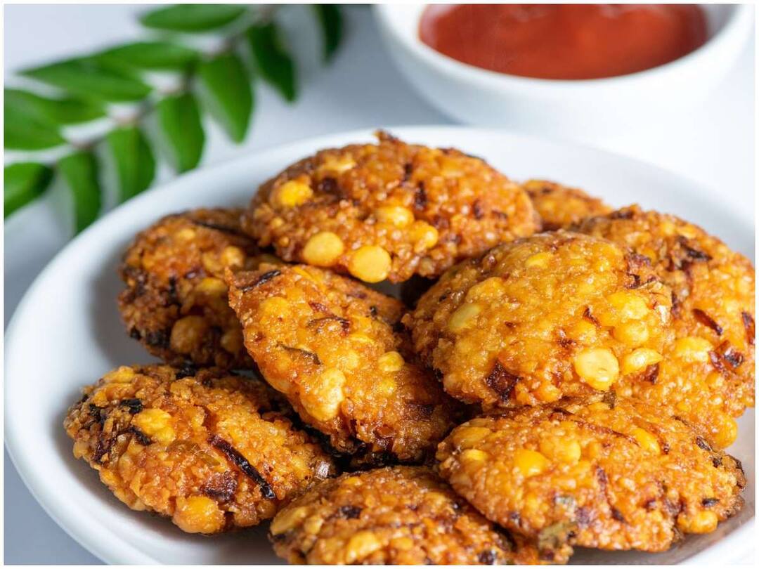 Telugu Recipes: ఈ మూడు పప్పులు కలిపి గారెలు చేస్తే టేస్ట్ అదిరిపోతుంది Tasty Garelu Recipe in Telugu Telugu Recipes: ఈ మూడు పప్పులు కలిపి గారెలు చేస్తే టేస్ట్ అదిరిపోతుంది