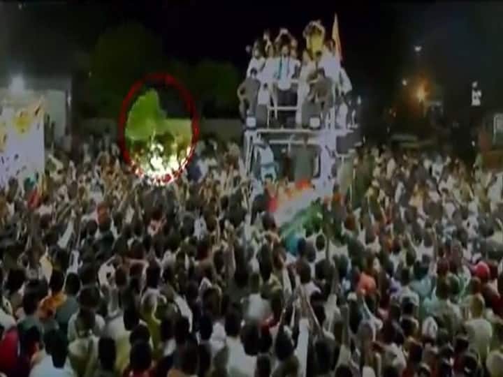 Egg Tomato Hurling : காங்கிரஸ் எம்பி மீது முட்டை, தக்காளி வீச்சு...பொதுக்கூட்டத்தில் அடிதடி...தெலங்கானாவில் நடந்தது என்ன? MP Revanth Reddy came under attack accuses BRS members of pelting stones at Congress workers in Bhupalpally Egg Tomato Hurling : காங்கிரஸ் எம்பி மீது முட்டை, தக்காளி வீச்சு...பொதுக்கூட்டத்தில் அடிதடி...தெலங்கானாவில் நடந்தது என்ன?