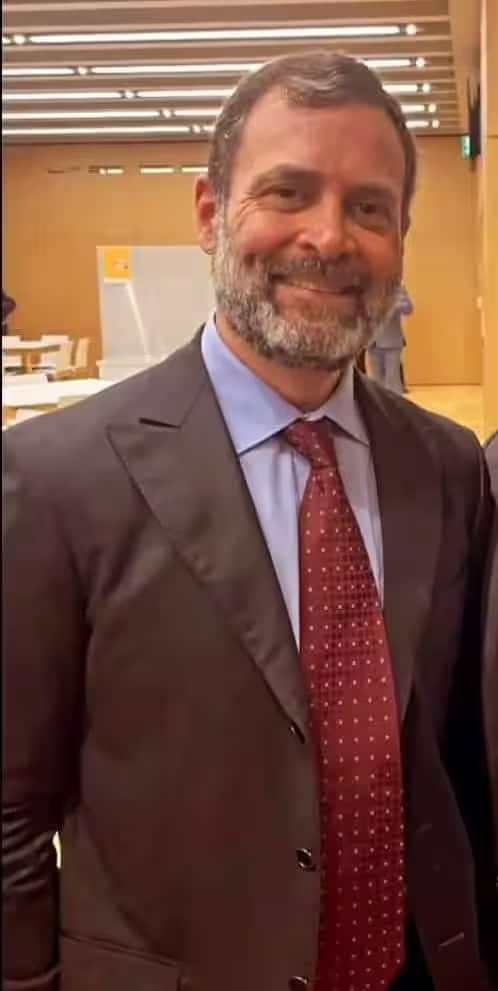 राहुल गांधीच्या नव्या लूकची सोशल मीडियावर जोरदार चर्चा सुरु आहे. फोटोमध्ये राहुल गांधींनी संपूर्ण लूक चेंज केल्याचं पाहायला मिळत आहे.