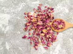 गर्मियों में दमकती-चमकती त्वचा के लिए लगाएं सूखे गुलाब से बने ये फेस पैक