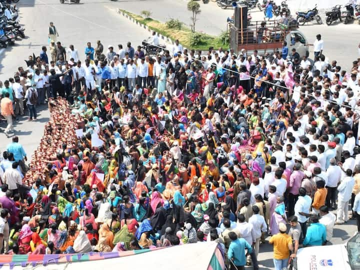 Telangana's ruling Bharat Rashtra Samithi (BRS) staged protests across the state on Thursday against the hike in prices of commercial and domestic LPG cylinders. (Image source: Twitter/@VSrinivasGoud)   