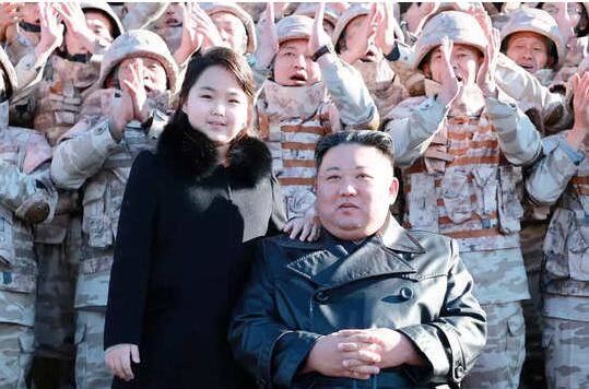 Kim Jong Un: ਬੀਤੇ ਦਿਨ ਪਰੇਡ ਦੀ ਸਲਾਮੀ ਲੈਂਦੇ ਸਮੇਂ ਉੱਤਰੀ ਕੋਰੀਆ ਦੇ ਤਾਨਾਸ਼ਾਹ ਕਿਮ ਜੋਂਗ ਉਨ ਨੂੰ ਇਕੱਲੇ ਨਹੀਂ ਦੇਖਿਆ ਗਿਆ, ਸਗੋਂ ਇਸ ਦੌਰਾਨ ਉਨ੍ਹਾਂ ਦੀ ਬੇਟੀ ਵੀ ਨਜ਼ਰ ਆਈ। ਉਦੋਂ ਤੋਂ ਹੀ ਕਿਮ ਜੋਂਗ ਉਨ ਦੇ ਉੱਤਰਾਧਿਕਾਰੀ ਦੀ ਚਰਚਾ ਤੇਜ਼ ਹੋ ਗਈ ਹੈ।