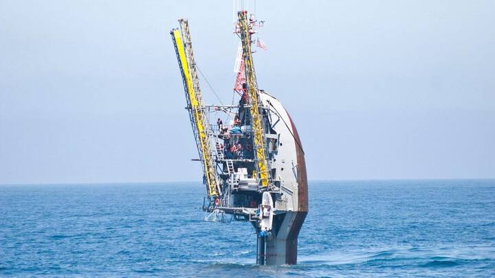 किसी चम्मच जैसे दिखने वाले इस जहाज का नाम है 'RP Flip' (फ्लोटिंग इंस्ट्रूमेंट प्लेटफॉर्म). वेव हाइट, अकाउस्टिक सिग्नल्स, वाटर टेंपरेचर पर डाटा और रिसर्च के उद्देश्य से साइंटिस्ट डॉ फ्रेड फिशर और डॉ फ्रेड स्पाइस ने इसे 1962 में बनाया था.