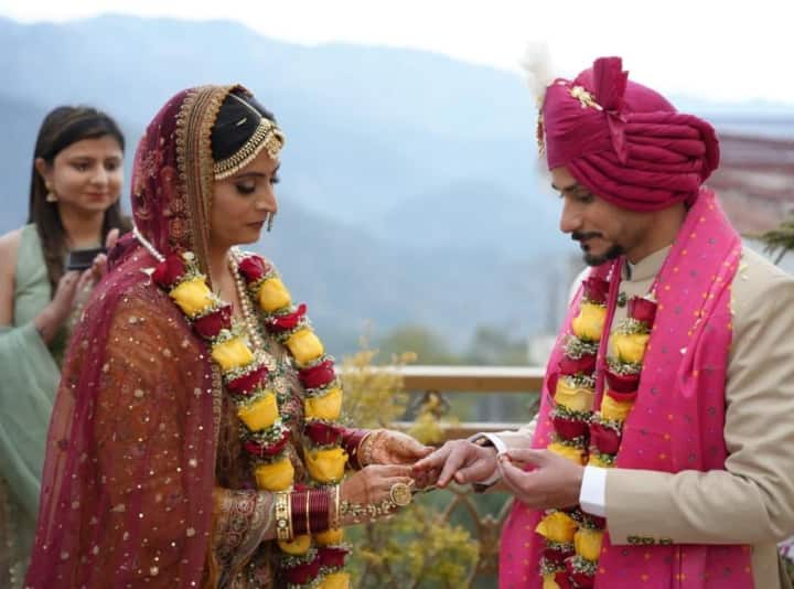 अनुप्रिया पटेल ने खुद अपने ट्विटर हैंडल से इसकी जानकारी दी है. उन्होंने शादी की कई तस्वीरें भी शेयर की हैं जिसमें अमन पटेल और समीर की शादी की रस्में निभाई जा रही हैं. 