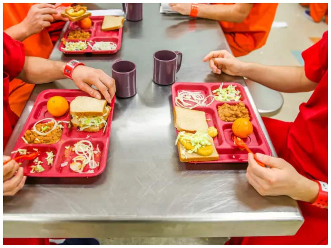 जेल में नॉनवेज खाना मिलता है या फिर रोज दाल-रोटी मिलती है? Know about jail food Do prisoners get non veg food in jail or do they get dal roti everyday जेल में नॉनवेज खाना मिलता है या फिर रोज दाल-रोटी मिलती है?