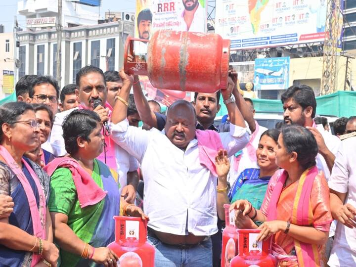 Karimnagar Minister Gangula Kamalakar protest on Domestic gas rate hike criticizes PM Modi Bjp govt  DNN Minister Gangula : అదానీ కోసమే గ్యాస్ ధరల పెంపు, ఏడాదిలో వంద పెంచిన ఘనత మోదీదే- మంత్రి గంగుల
