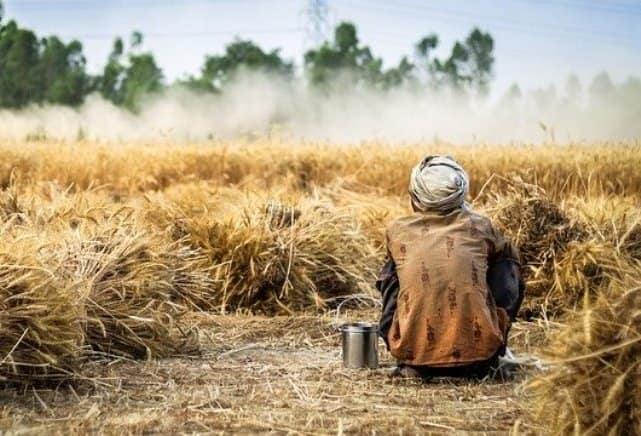 हर मुहावरे या कहावत के बनने के पीछे कोई न कोई तर्क या घटना जरूरी जुड़ी होती है. सवाल है कि इस मुहावरे को किस तर्क पर बनाया गया? दरअसल, इस मुहावरे के बनने को लेकर कोई सटीक जानकारी नहीं हैं, फिर भी उपलब्ध जानकारी के अनुसार इस मुहावरे के बनने के पीछे दो तर्क प्रचलित हैं.