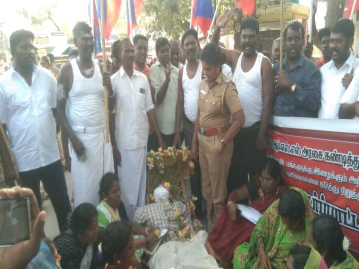 With the song, the women put on the veil on their heads participated in protest in madurai மதுரையில், பாடையை வைத்து தலையில் முக்காடுபோட்டு, ஒப்பாரிவைத்து நூதன போராட்டம்.. ஏன்?