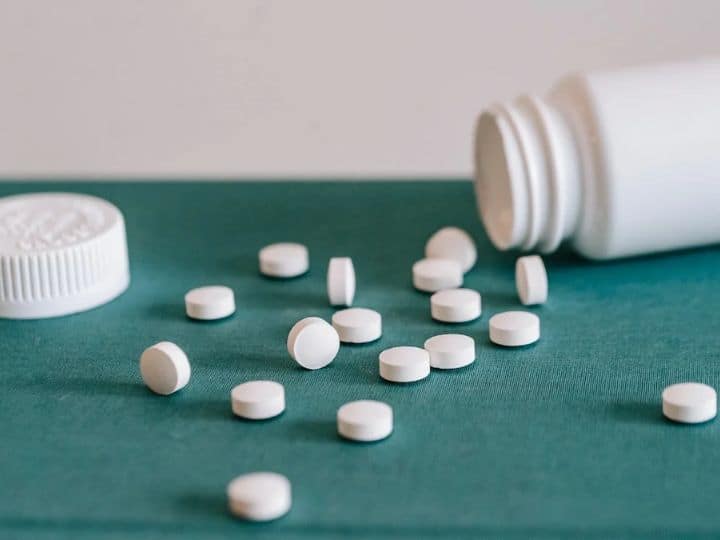 Japan Man Addicted To Paracetamol Medicine For 25 Years Hospitalised Due To Pneumonia Paracetamol: 25 साल से लगातार 'पेरासिटामोल' खा रहा था शख्स, हुई ऐसी बीमारी कि पहुंच गया अस्पताल