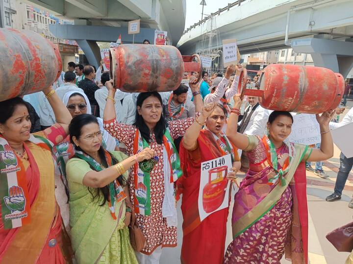 यावेळी कार्यकर्त्यांकडून रिकामे गॅस सिलेंडर वाजवण्यात आले.