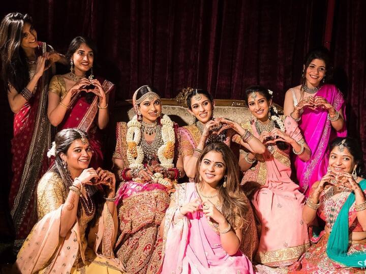 Isha Ambani Shloka Mehta Traditional Look: दीया मेहता की शादी की तस्वीरें सोशल मीडिया पर तेजी से वायरल हो रही हैं. इन तस्वीरों में श्लोका मेहता और ईशा अंबानी बेहद खूबसूरत लुक में नजर आ रही हैं.