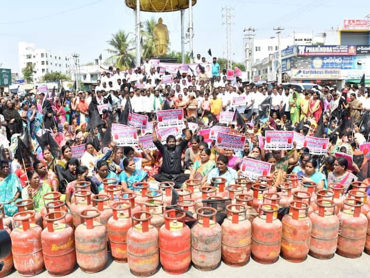 Ministers, MPs and state legislators led the protest at various places in the state. Large number of women along with empty gas cylinders participated in the protests. (Image source: Twitter/@VSrinivasGoud)