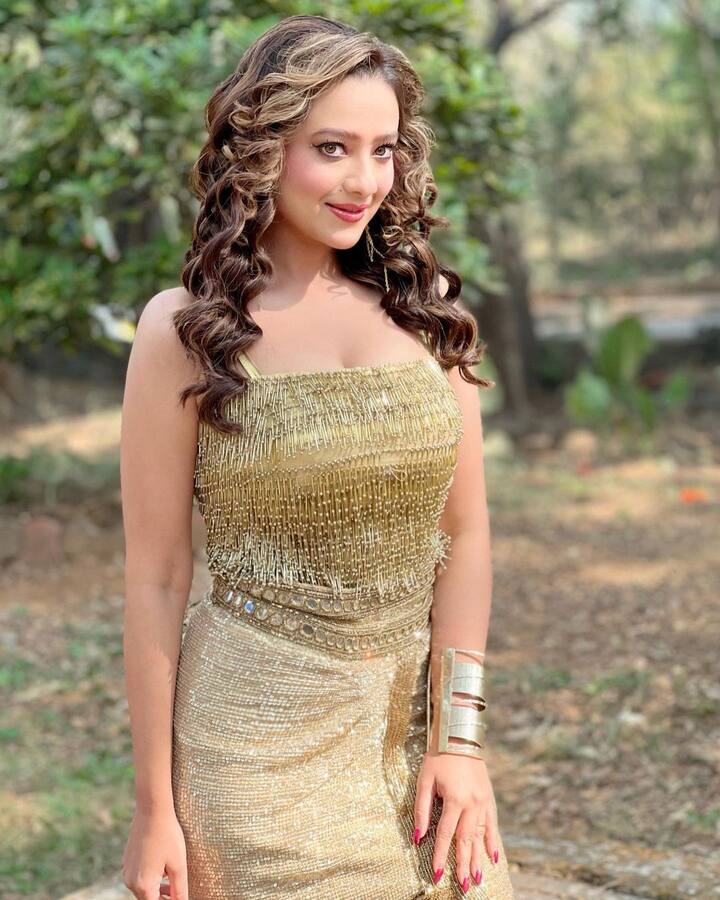 કાવ્યાનું પાત્ર ભજવતી મદાલસા શર્મા સ્ક્રીન પર એટલી જ ગ્લેમરસ છે જેટલી તે વાસ્તવિક જીવનમાં છે.