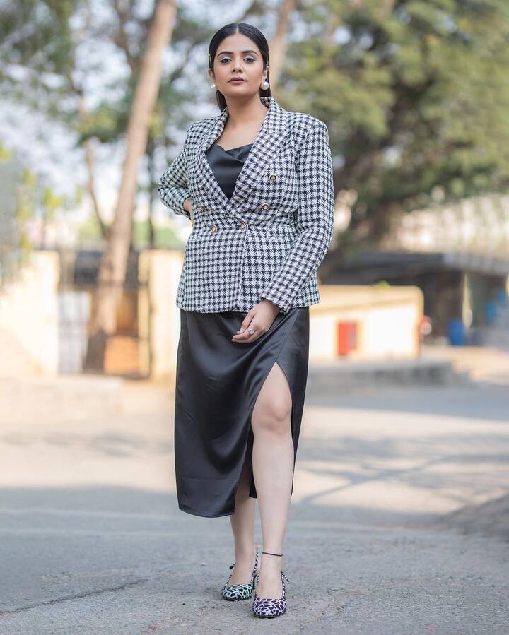 బ్లాక్ అండ్ వైడ్ బ్లేజర్ వేసి బీబీ జోడీ కూడా ఇలా స్టైలిష్ గా రెడీ అయిపోయింది.   Image Credit: Sreemukhi/ Instagram