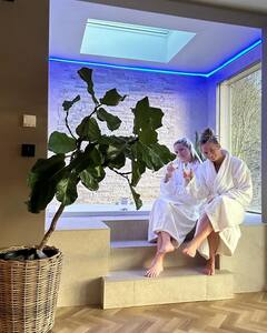 PHOTO: इंग्लैंड की धाकड़ महिला खिलाड़ी ने की इंगेजमेंट, सोशल मीडिया पोस्ट के जरिए दी फैंस को जानकारी