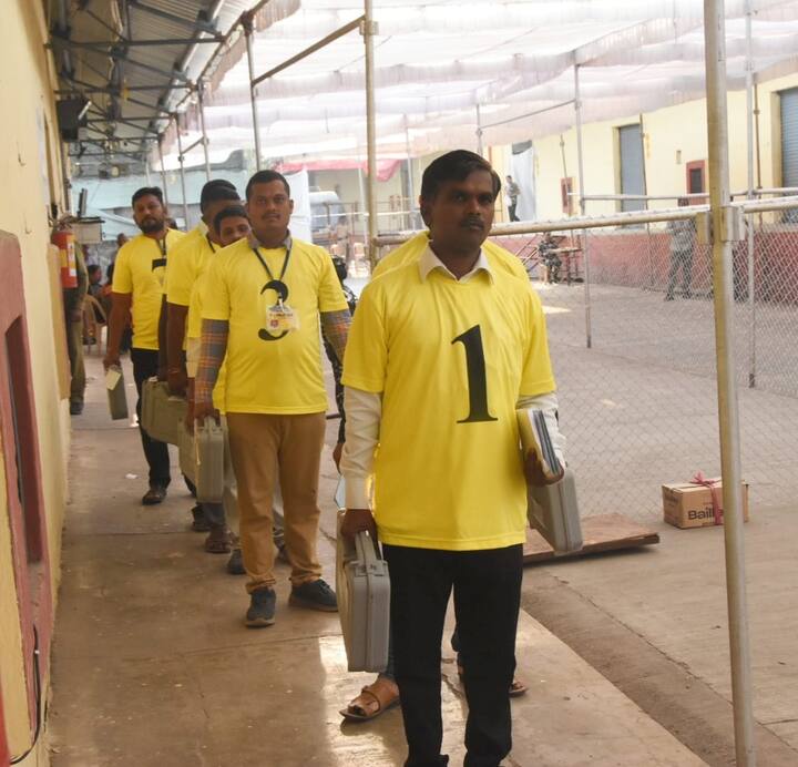 कसबा आणि चिंचवडमध्ये दिग्गजांची प्रतिष्ठा पणाला लागली असून आज मतपेट्यांमधून कोण बाजी मारणार याकडे राज्याचं लक्ष लागलं आहे.