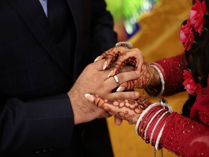 Bihar Wife Swapping Married Women Fall in love Each Others Husbands Get Married Bihar Quadrangle Love : బీహార్ లో విచిత్ర ప్రేమకథ- భర్తల ఎక్స్ఛేంజ్ ఆపై వివాహం!