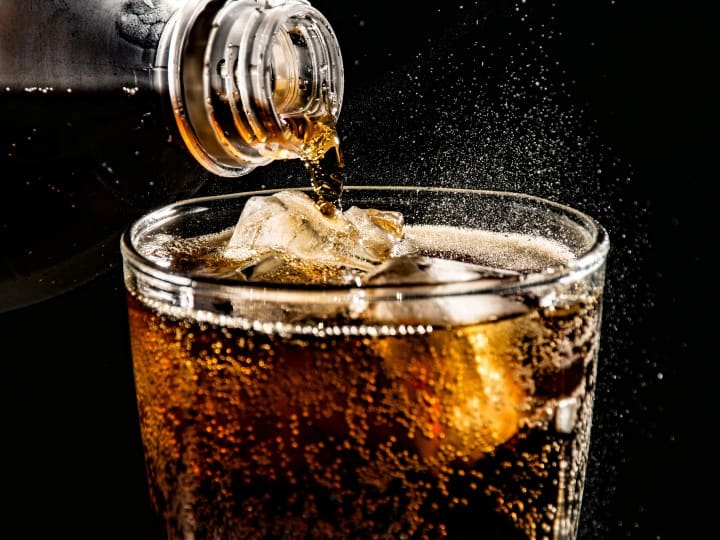 Cold Drink Harmful For Health and how much water needed to make one liter cold drink एक लीटर कोल्ड ड्रिंक बनाने में कितना पानी लग जाता है? इसका जवाब आपको सोचने पर मजबूर कर देगा