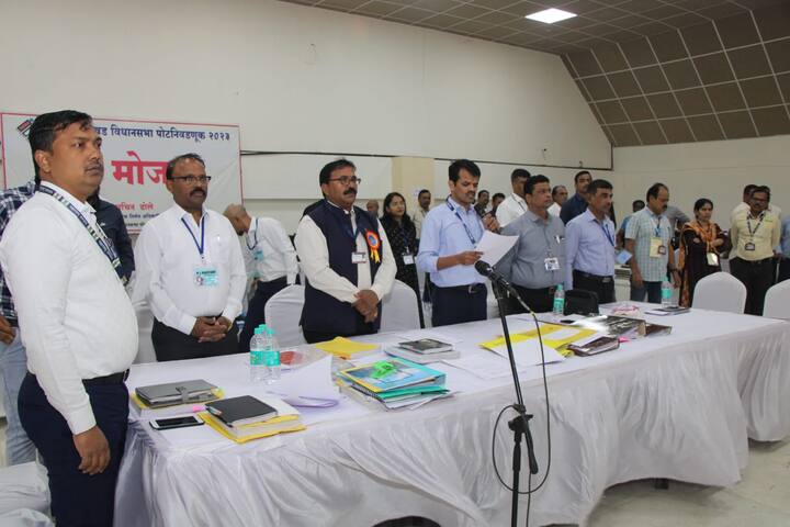 निवडणूर निकालांत गुलाल कोणाचा उधळणार हे पाहणं महत्त्वाचं ठरणार आहे.