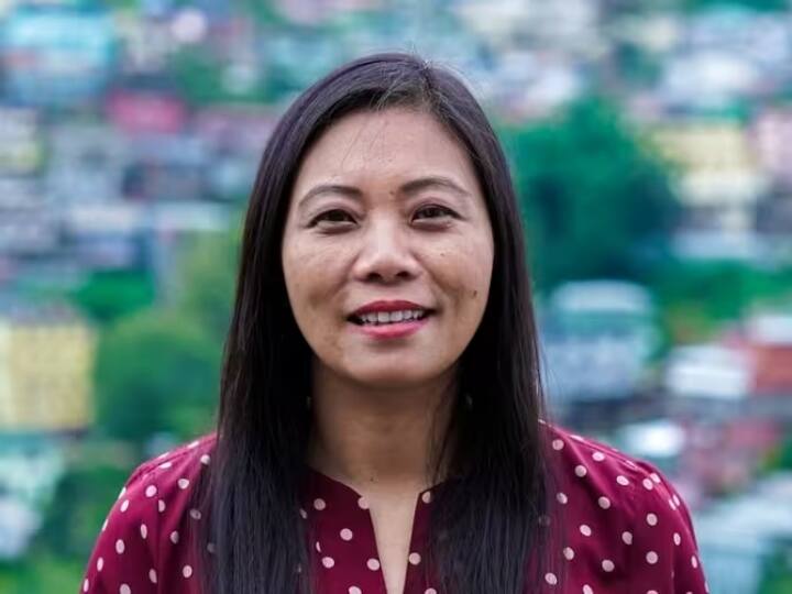 नगालैंड की दीमापुर-3 विधानसभा सीट उन चार विधानसभा सीटों में से एक है जहां एक महिला चुनाव लड़ रही है. यहां डीपीपी उम्मीदवार हेकानी जाखलू को सत्तारूढ़ गठबंधन का समर्थन मिला हुआ है. इनका मुकाबला लोक जनशक्ति पार्टी (रामविलास) पार्टी और वर्तमान विधायक एजेटो झिमोमी से था. चुनाव आयोग की वेबसाइट से मिले आंकड़ों के मुताबिक हेकानी ने एजेटो झिमोमी को हराकर इतिहास रच दिया है.