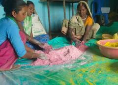 प्राकृतिक रंगों से खेली जाएगी होली, महिलाएं पलाश, गुलाब और गेंदा के फूलों से इस तरह बना रहीं हर्बल गुलाल