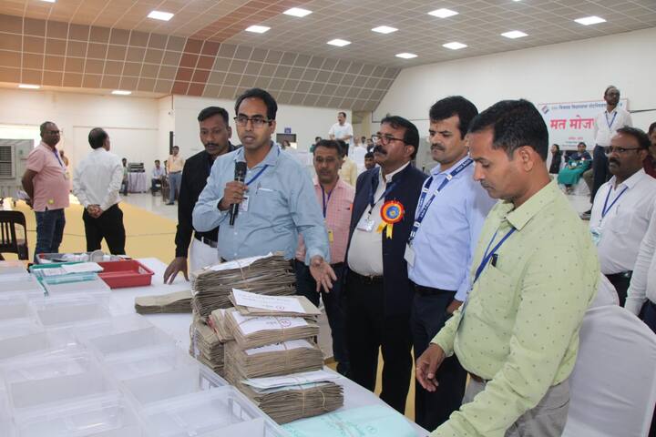 मतमोजणीच्या पहिल्या कलापासूनच कसब्यात काँग्रेस उमेदवार रवींद्र धंगेकर आणि चिंचवडमधून भाजप उमेदवार अश्विनी जगताप आघाडीवर आहेत.