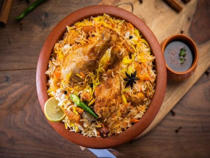 Follow this easy recipe to make Hyderabadi Dum Biryani at home Hyderabadi Biryani: घर पर बनाएं बिल्कुल हैदराबादी स्टाइल बिरयानी, दम लगाने का ये तरीका आप भी सीख लीजिए