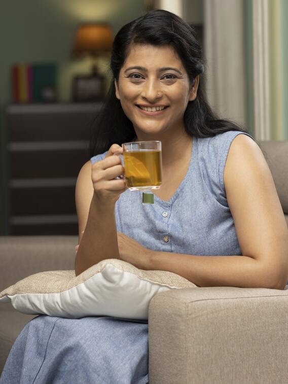 सुकून की नींद के लिए रात को पिएं ये 5 चाय