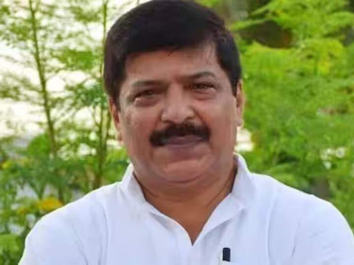 त्रिपुरा की राजधानी अगरतला विधानसभा सभा सीट पर भी सबके नजरें टिकी रहेंगी. यह सीट कांग्रेस का गढ़ मानी जाती है, क्योंकि सुदीप रॉय बर्मन यहां से लगातार 6 बार से विधायक हैं. इस बार कांग्रेस ने सुदीप रॉय बर्मन को अगरतला से उम्मीदवार बनाया है. बीजेपी ने बर्मन के मुकाबले पापिया दत्ता को टिकट दिया है और इनके अलावा तीन निर्दलीय भी मैदान में हैं.खबर लिखे जानें तक रॉय को 25877 वोट मिल चुके हैं और वह बीजेपी की पापिया से 8539 वोटों से आगे चल रहे हैं.