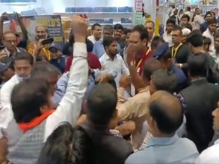 Men Chanting Jai Shri Ram Vandalise Stall of Christian Organisation at Delhi Book Fair Video : அடித்து நொறுக்கப்பட்ட ஸ்டால்… 'ஜெய் ஸ்ரீராம்' கோஷமிட்டு வன்முறை… உலக புத்தக கண்காட்சியில் பரபரப்பு!