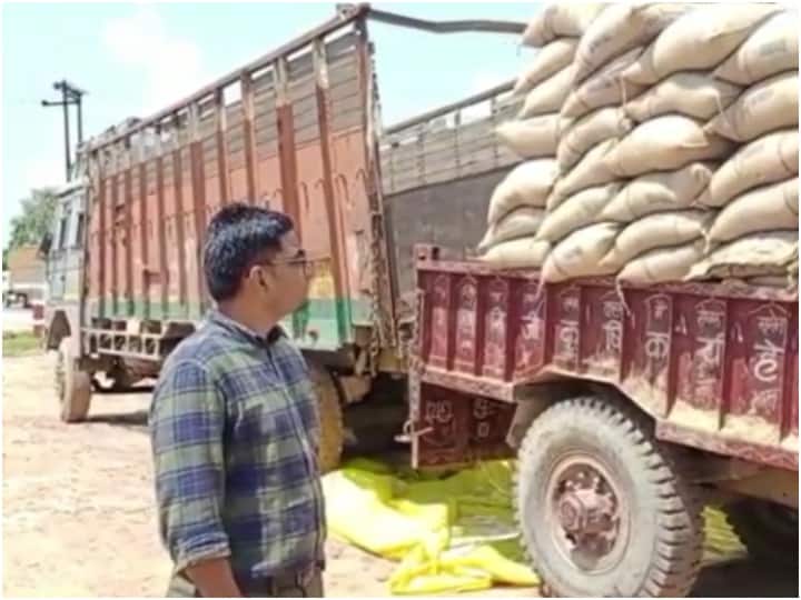 auraiya plastic rice is being distributed under Pradhan mantri Garib Kalyan Yojana as villagers alleged ann Auraiya News: फ्री राशन के नाम पर गरीबों को मिल रहे प्लास्टिक के चावल? शिकायत पर डीएम ने बिठाई जांच