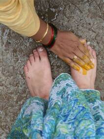 बड़ों के पैर छूने के ये जबरदस्त फायदे नहीं जानते होंगे