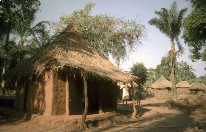 ਦੂਜੇ ਨੰਬਰ 'ਤੇ ਮੱਧ ਅਫ਼ਰੀਕੀ ਗਣਰਾਜ ਹੈ। ਇਸ ਦੇਸ਼ ਨੂੰ 1960 ਵਿੱਚ ਫਰਾਂਸ ਤੋਂ ਆਜ਼ਾਦੀ ਮਿਲੀ ਸੀ, ਪਰ ਇੱਥੇ ਕਈ ਵਾਰ ਸੱਤਾ ਦੀ ਉਥਲ-ਪੁਥਲ ਨੇ ਪੂਰੇ ਦੇਸ਼ ਨੂੰ ਬਰਬਾਦ ਕਰ ਦਿੱਤਾ। ਇਸ ਦੇਸ਼ ਦਾ ਪ੍ਰਤੀ ਵਿਅਕਤੀ GNI $663 ਹੈ। ਜੇਕਰ ਇਸ ਨੂੰ ਭਾਰਤੀ ਰੁਪਏ 'ਚ ਕੀਤਾ ਜਾਵੇ ਤਾਂ ਅੱਜ ਦੇ ਹਿਸਾਬ ਨਾਲ ਇਹ 54,921 ਦੇ ਕਰੀਬ ਹੋਵੇਗਾ।