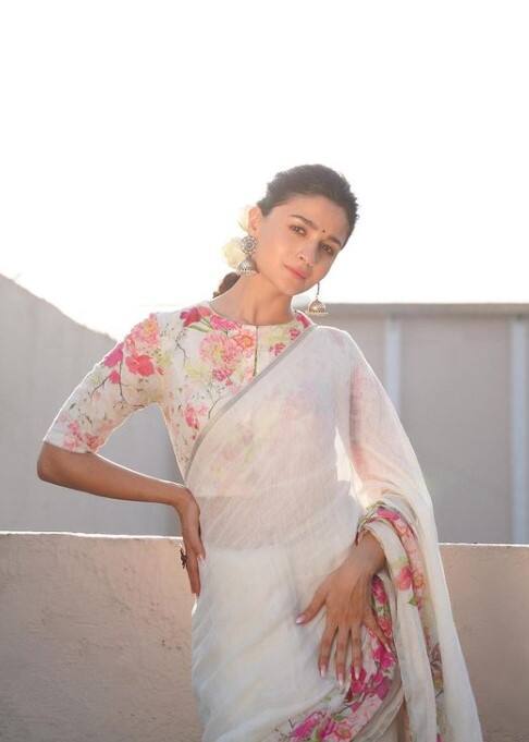 अगर आप होली पार्टी में ट्रेडिशनल लुक में जाना जाती हैं तो आप आलिया के इस लुक को रिक्रिएट कर सकती हैं. फ्लॉवर प्रिंट वाली साड़ी में आलिया ने सिल्वर कलर के झुमके पहने हैं और बालों का जूड़ा बनाकर गुलाब का फूल लगाया है. इस होली आलिया के इस लुक को ट्राय करें यकीन मानिए तारीफ जरूर मिलेगी.