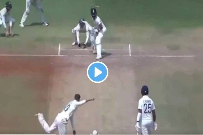 Video Viral: Again virat kohli dismissed over lbw out on matthew kuhnemann ball in IND vs AUS IND vs AUS: શૉટ મારવા જઇ રહ્યો હતો Virat Kohli, અચાનક ઘૂમી ગયો બૉલ ને થઇ ગયો ખેલ, જુઓ વીડિયો....