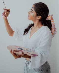 Deepthi Sunaina: కుంచె పట్టిన దీప్తి సునయన - గీసింది తక్కువ, పూసుకుంది ఎక్కువ!